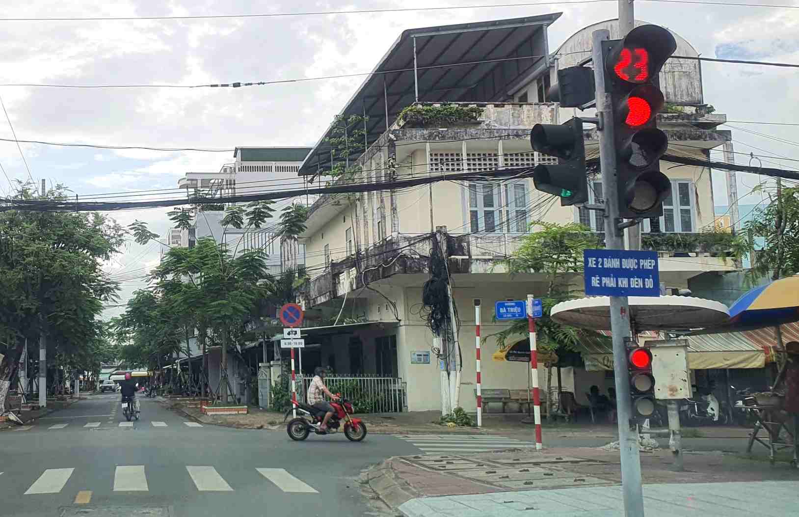 Surplus housing and land facility of the Provincial Party Committee's (former) Health Care and Protection Board left vacant for many years. Photo: Nhat Ho.