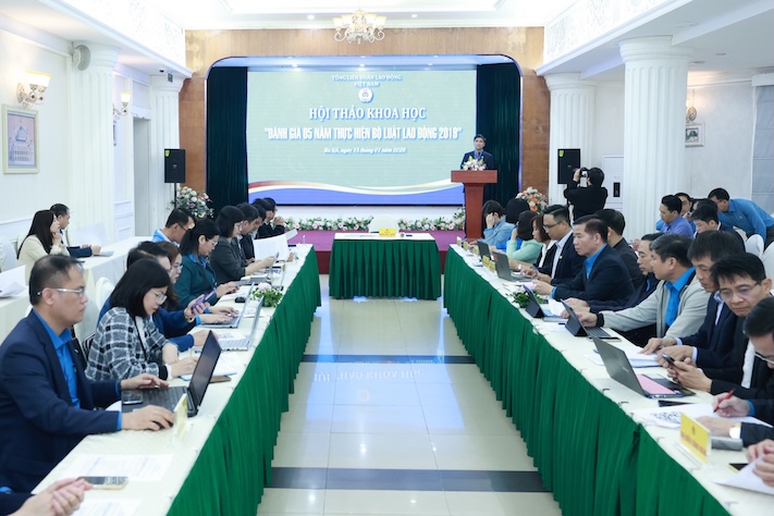 비공식 노동자의 권리는 베트남 노동총연맹이 주최한 2019년 노동법 시행 5년 평가 과학 컨퍼런스에서 관심 있는 문제 중 하나입니다. 사진: 하이 응우옌