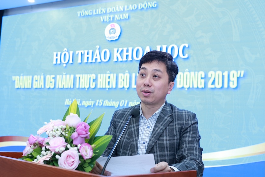 TS. Nhac Phan Linh chi ra nhung khoang trong cua lao dong phi chinh thuc can duoc bo sung trong Bo luat. Lao dong nam 2019. Anh: Hai Nguyen