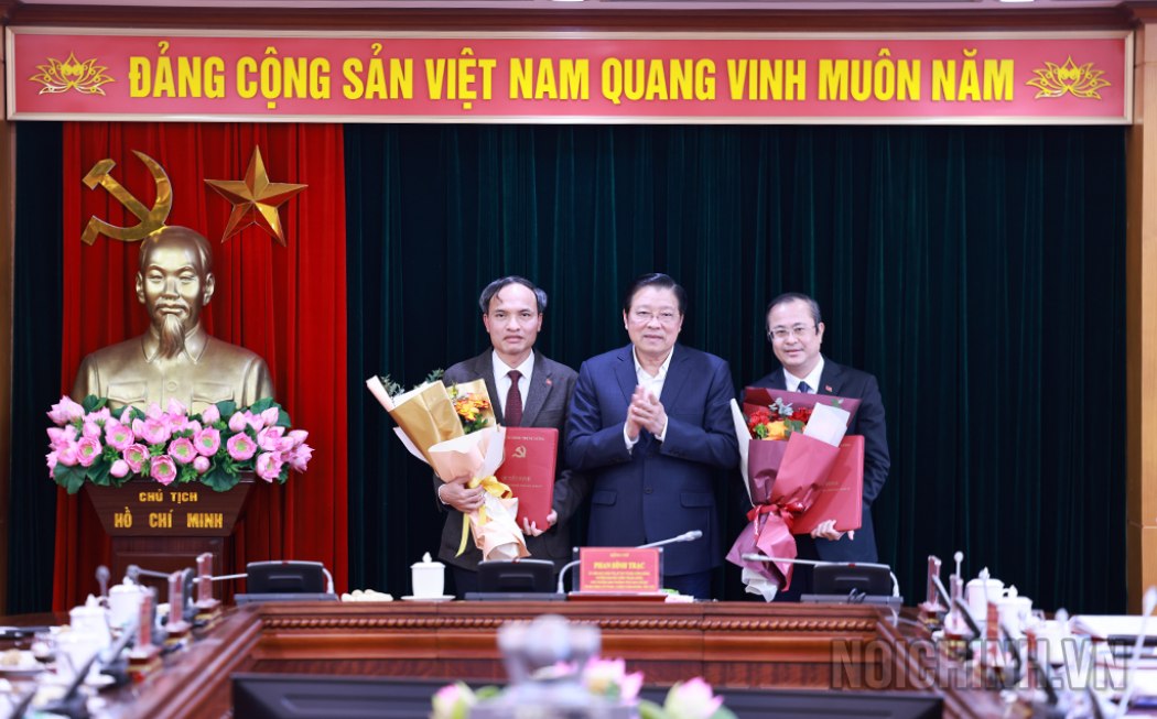 Politburo Member, Secretary of the Party Central Committee, Head of the Central Internal Affairs Commission Phan Dinh Trac awarded decisions and flowers to congratulate personnel who were transferred and appointed. Photo: noichinh.vn