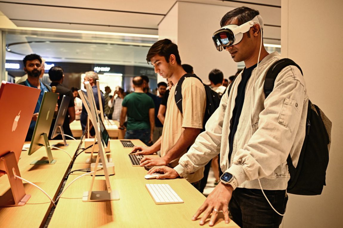 Major technology companies have prepared devices to continue the smartphone era. Photo: AFP