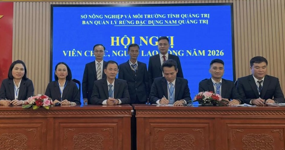 Ky ket giao uoc thi dua giua lanh dao don vi va Cong doan co so. Anh: Cong doan Quang Tri