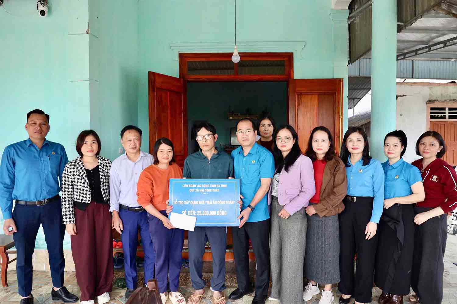 Trao tien ho tro sua nha. Anh: Mai Anh.