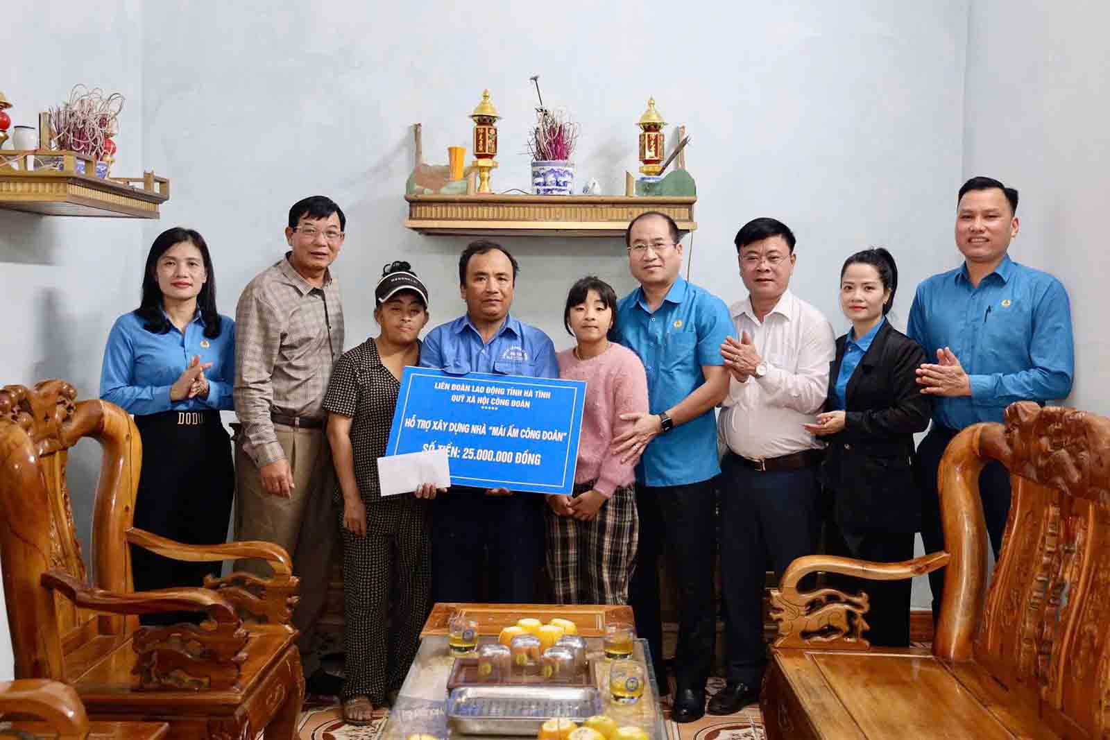 Trao ho tro sua nha. Anh: Mai Anh.