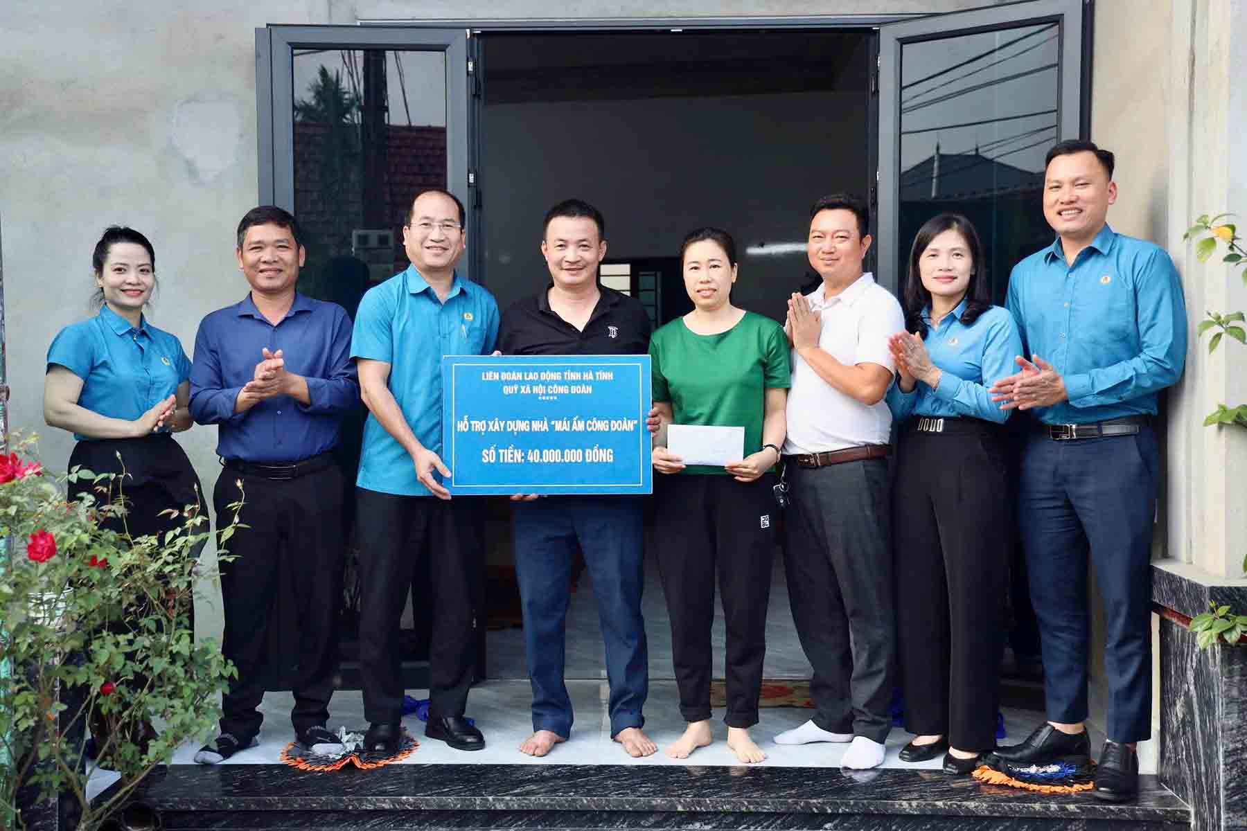 Ha Tinh Labor Federation awards money to support building Trade Union Shelter houses for union member Dang Thai Manh. Photo: Mai Anh.