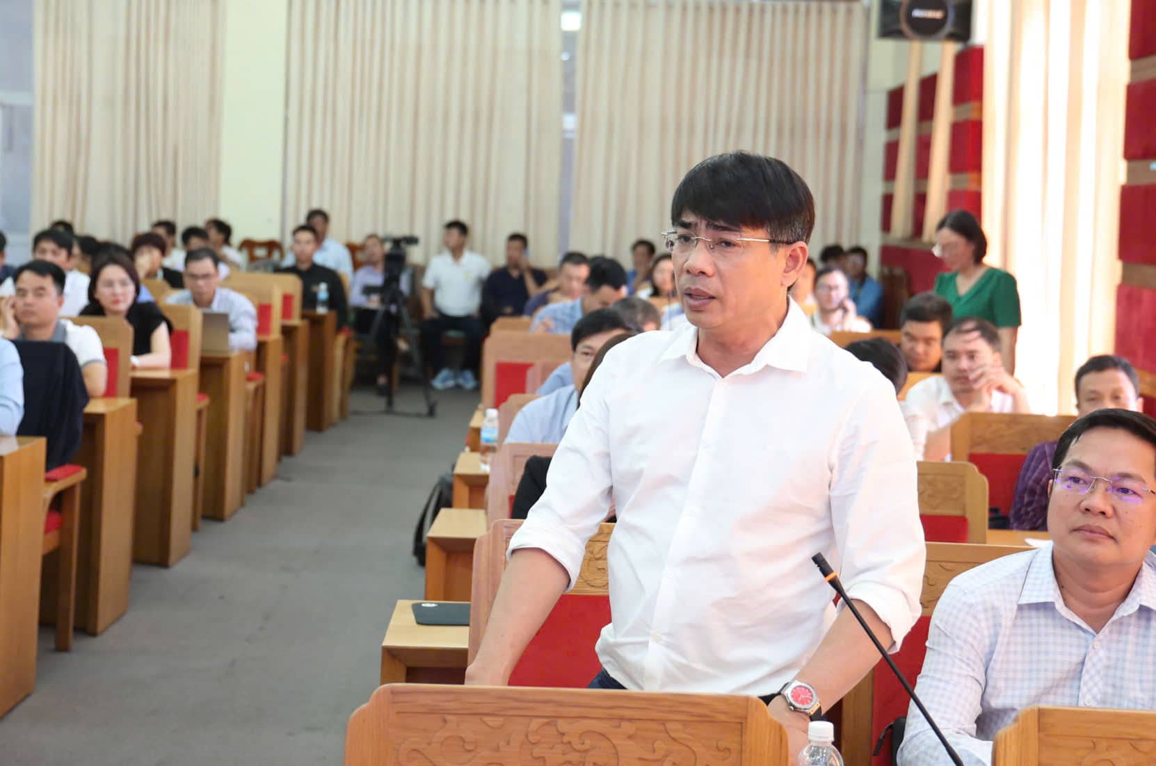 Chu tich UBND phuong Nha Trang cho biet TP Nha Trang cu da xu phat voi cac ki-ot tren duong Nguyen Thi Minh Khai. Anh: Huu Long