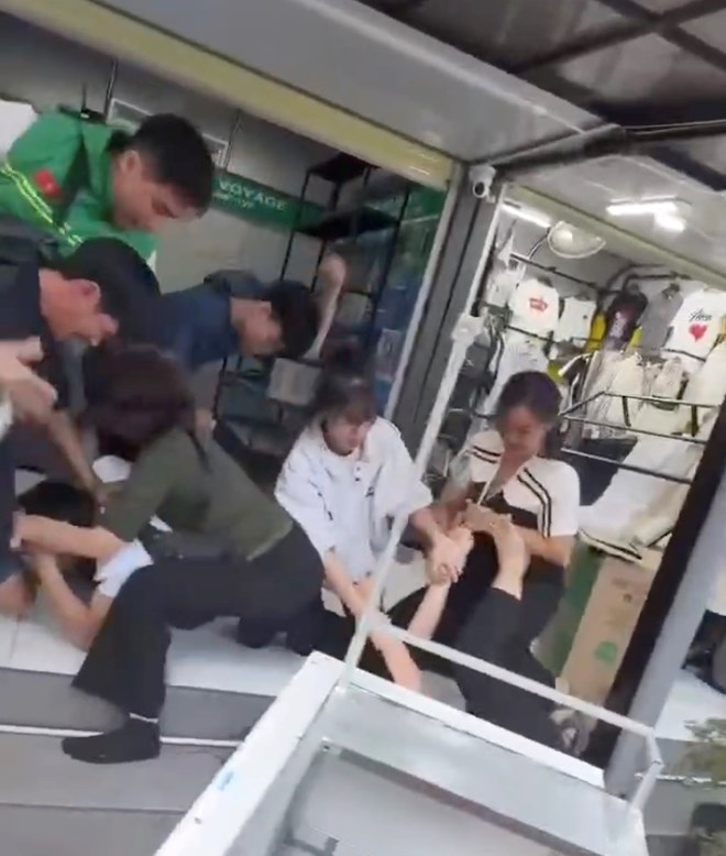 A series of kiosks near Nha Trang beach have temporarily stopped operating after a scuffle between small traders. Photo: Huu Long