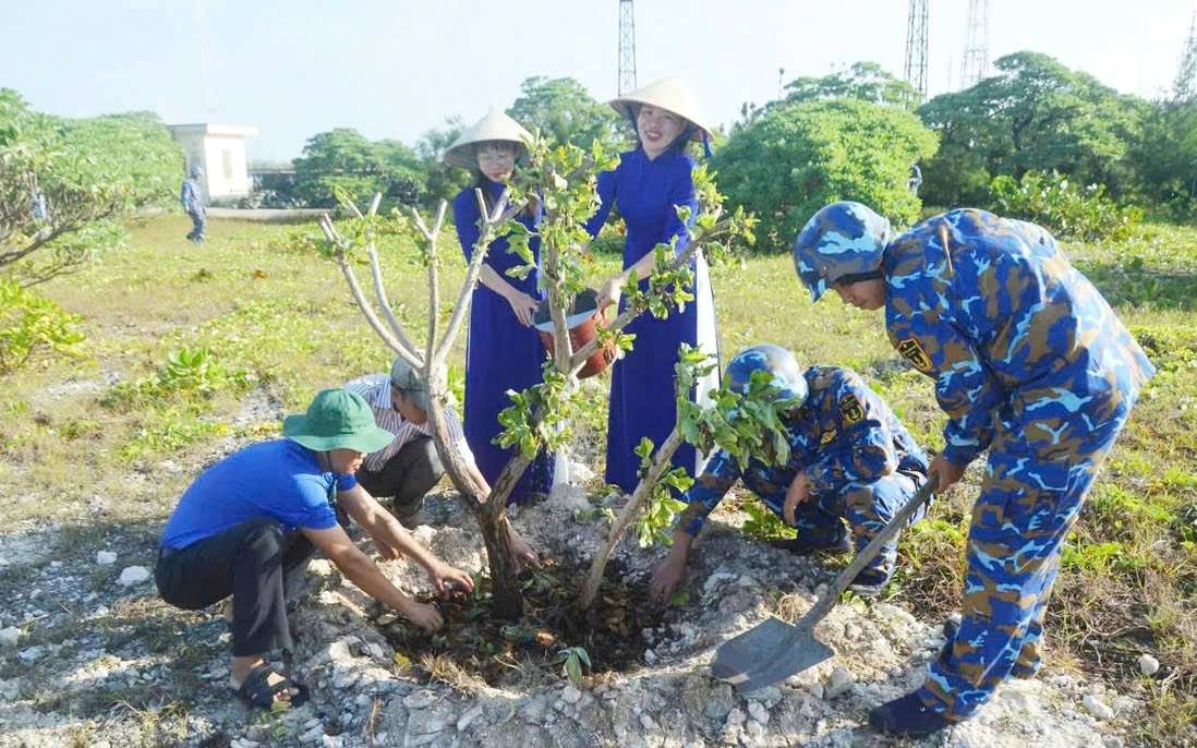 Quan dan o dac khu Truong Sa trong cay, phu xanh dao huong den Dai hoi XIV voi nhieu dinh huong phat trien moi. Anh: Huu Long