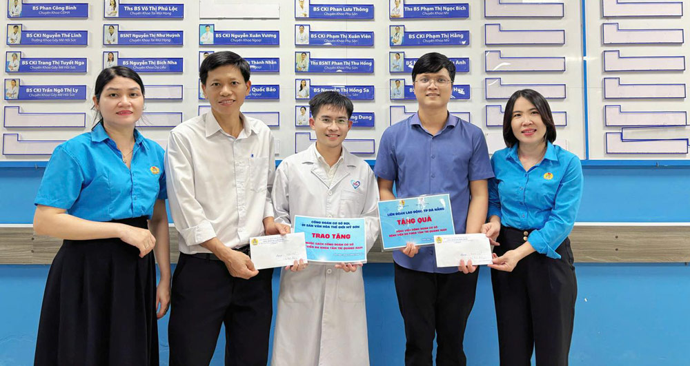 Cong doan xa Nam Phuoc, thanh pho Da Nang tang qua cho doan vien kho khan. Anh: Cong doan Nam Phuoc.