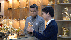 24K gold-plated horse paintings and statues worth millions attract customers to buy as Tet gifts for Binh Ngo.