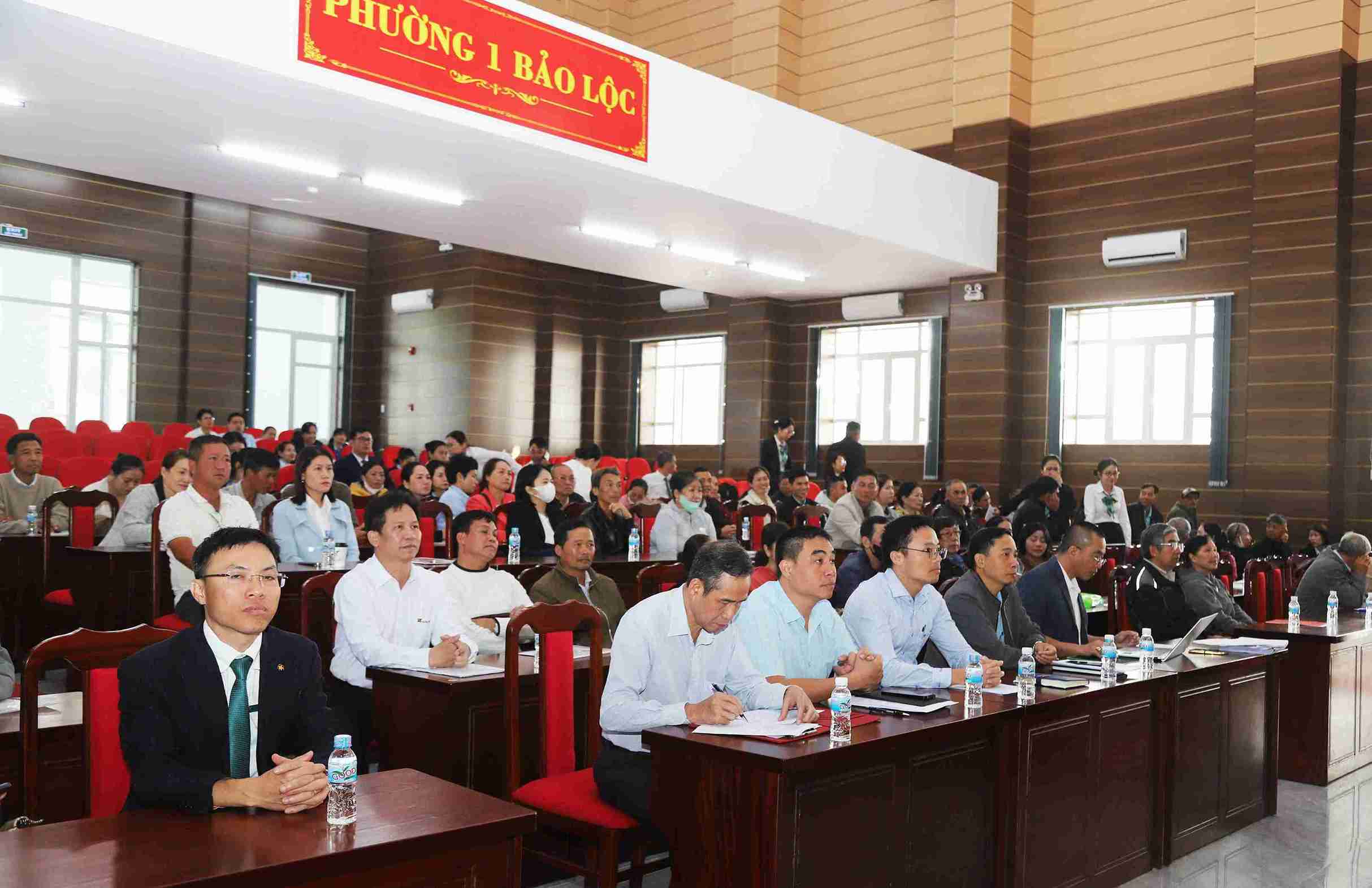 Phuong 1 Bao Loc to chuc khen thuong cac ho dan tieu bieu thuc hien boi thuong, giai phong mat bang phuc vu cao toc. Anh: Phuc Khanh