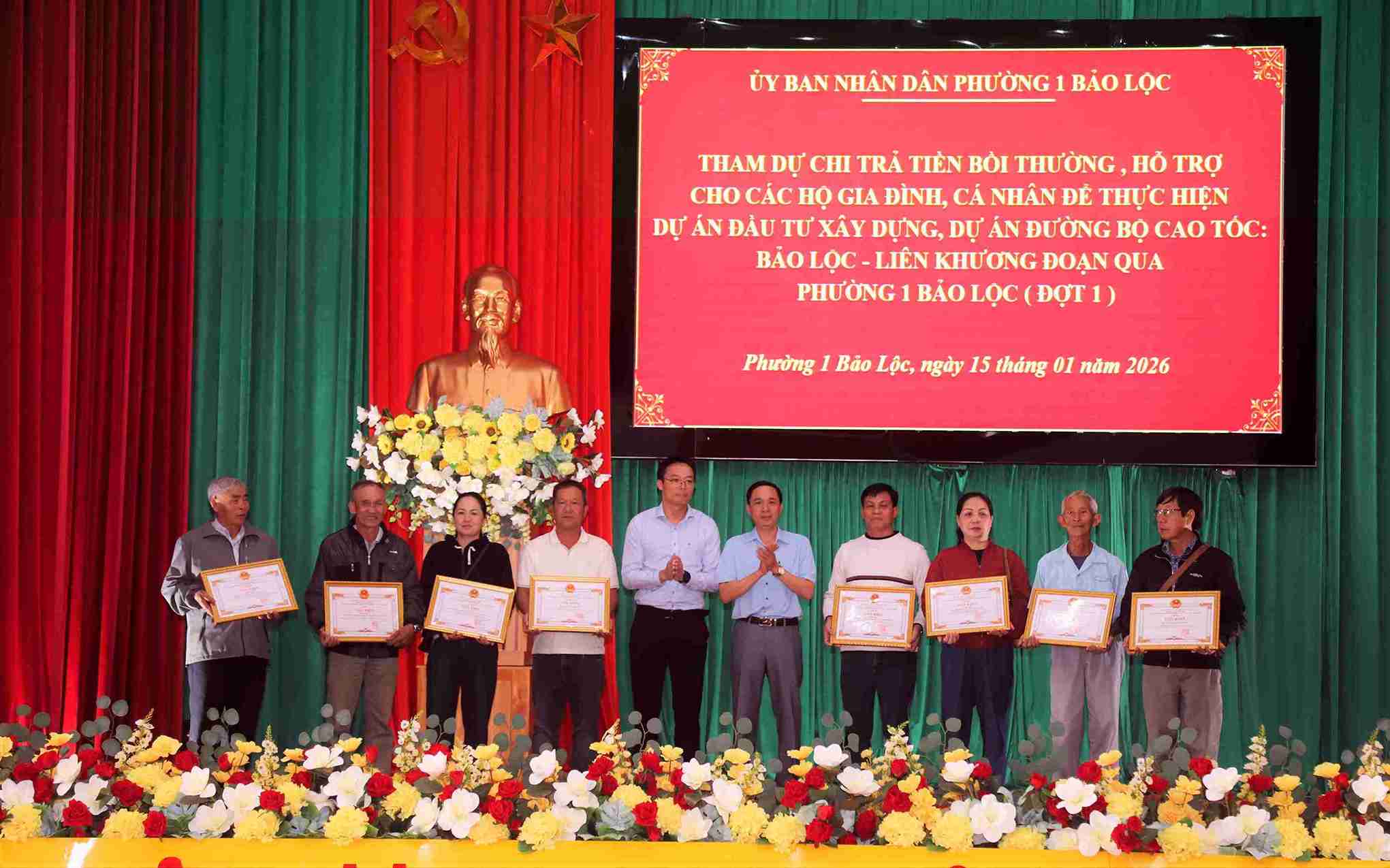 Bao Loc Ward 1 People's Committee (Lam Dong) awarded commendations to exemplary households in compensation and site clearance for the expressway. Photo: Phuc Khanh
