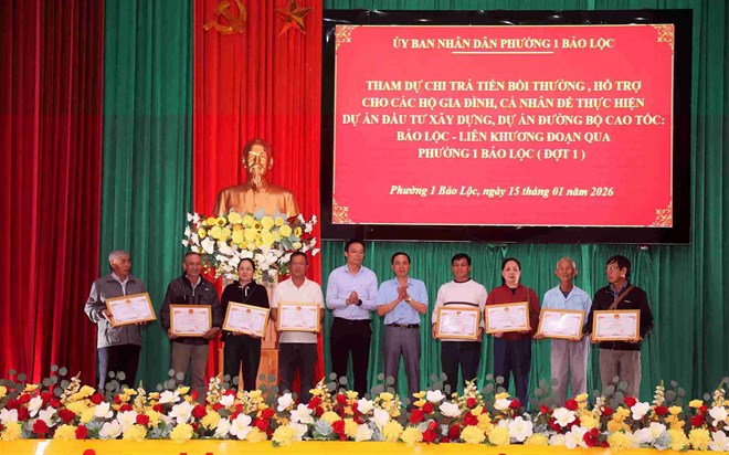 Hộ dân ở Lâm Đồng nhận hơn 11,6 tỉ đồng bồi thường dự án cao tốc
