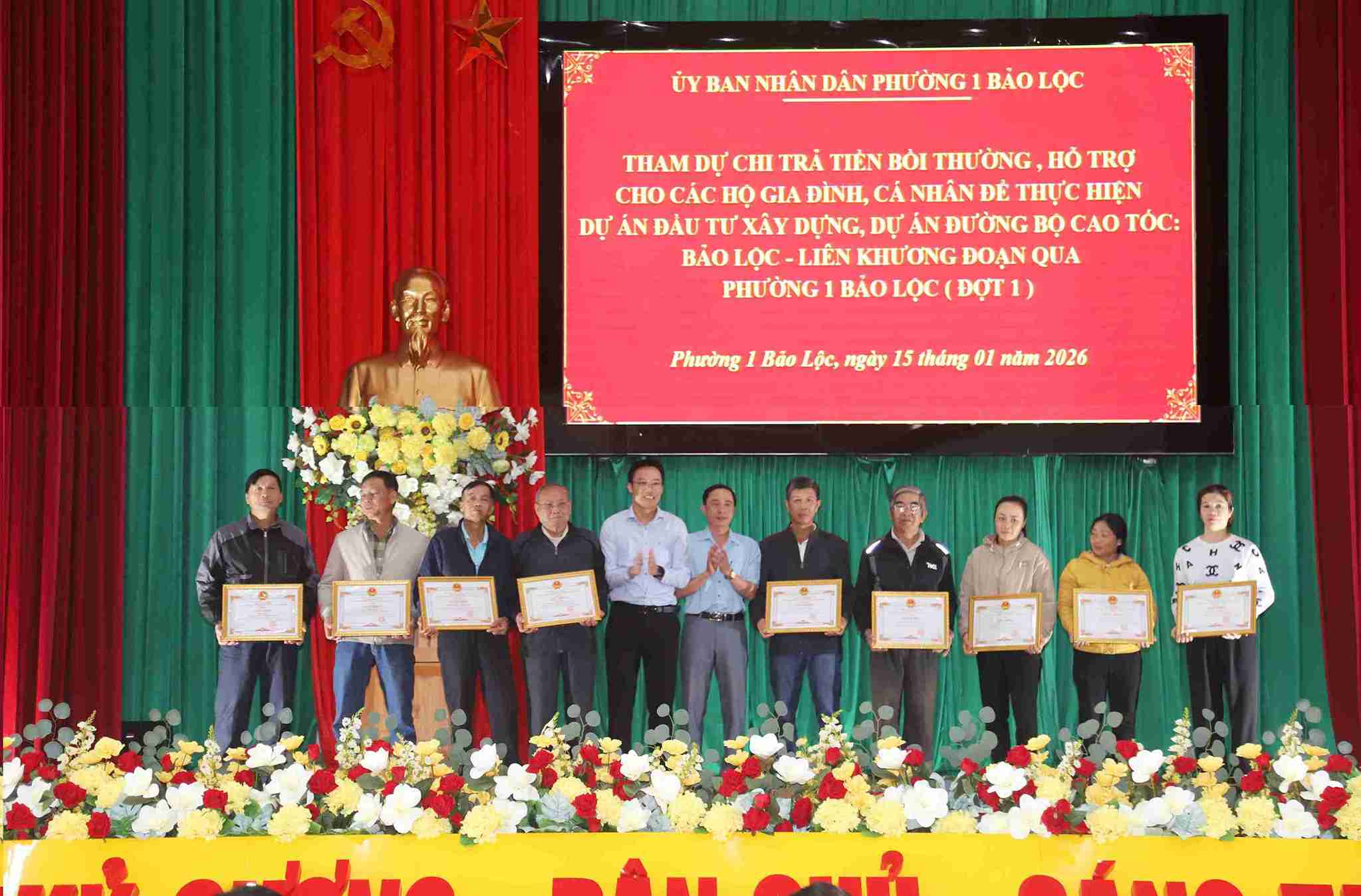 UBND phuong 1 Bao Loc trao thuong cho cac ho dan tieu bieu. Anh: Phuc Khanh