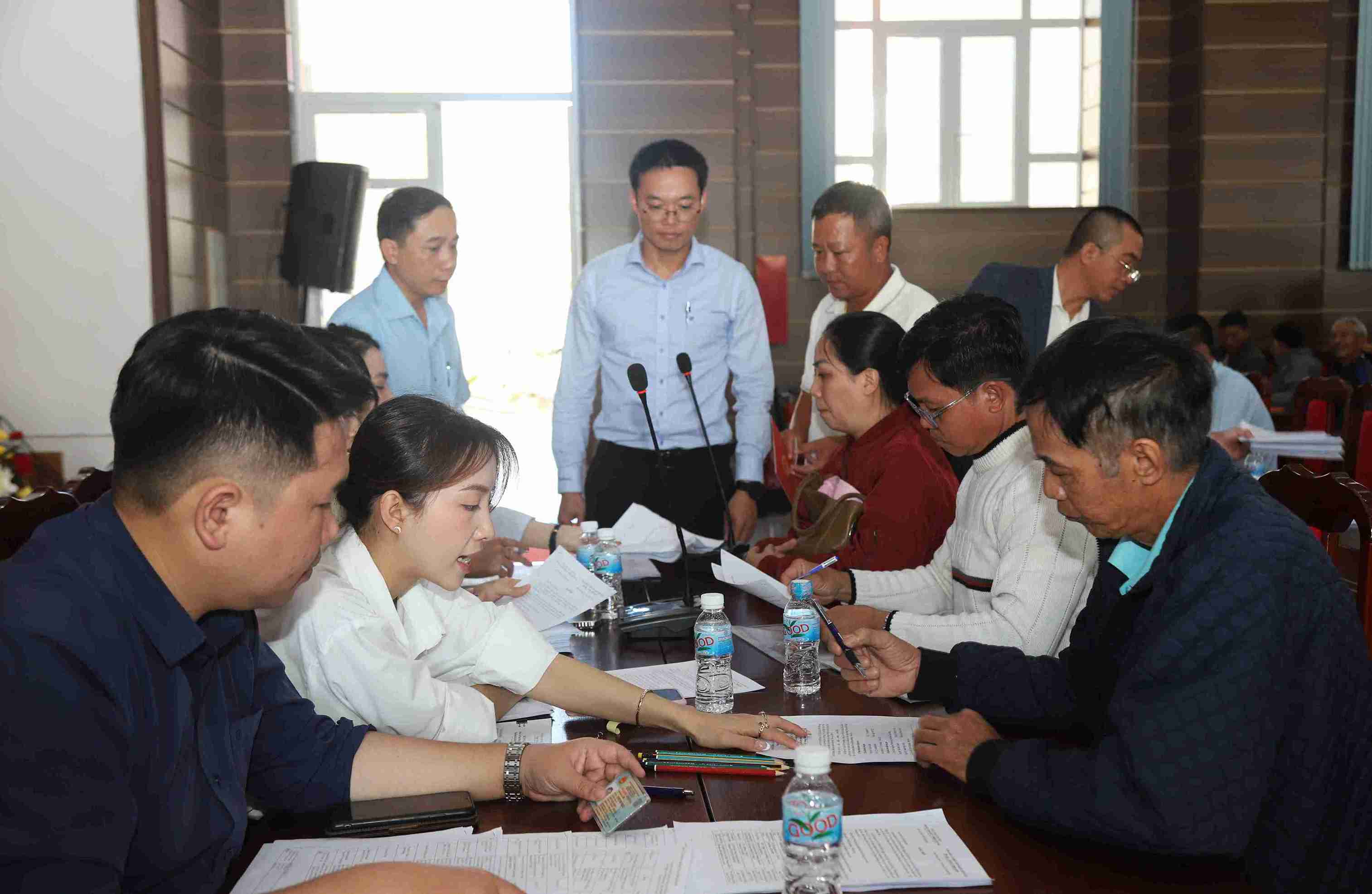 Cac ho dan hoan tat thu tuc nhan boi thuong de ban giao mat bang phuc vu cao toc. Anh: P-huc Khanh