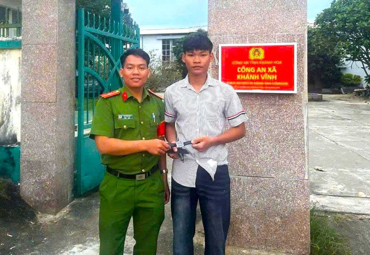 Immediately after receiving the watch picked up by the students, Khanh Vinh Commune Police found and returned it to the person who dropped it. Photo: Phuong Linh