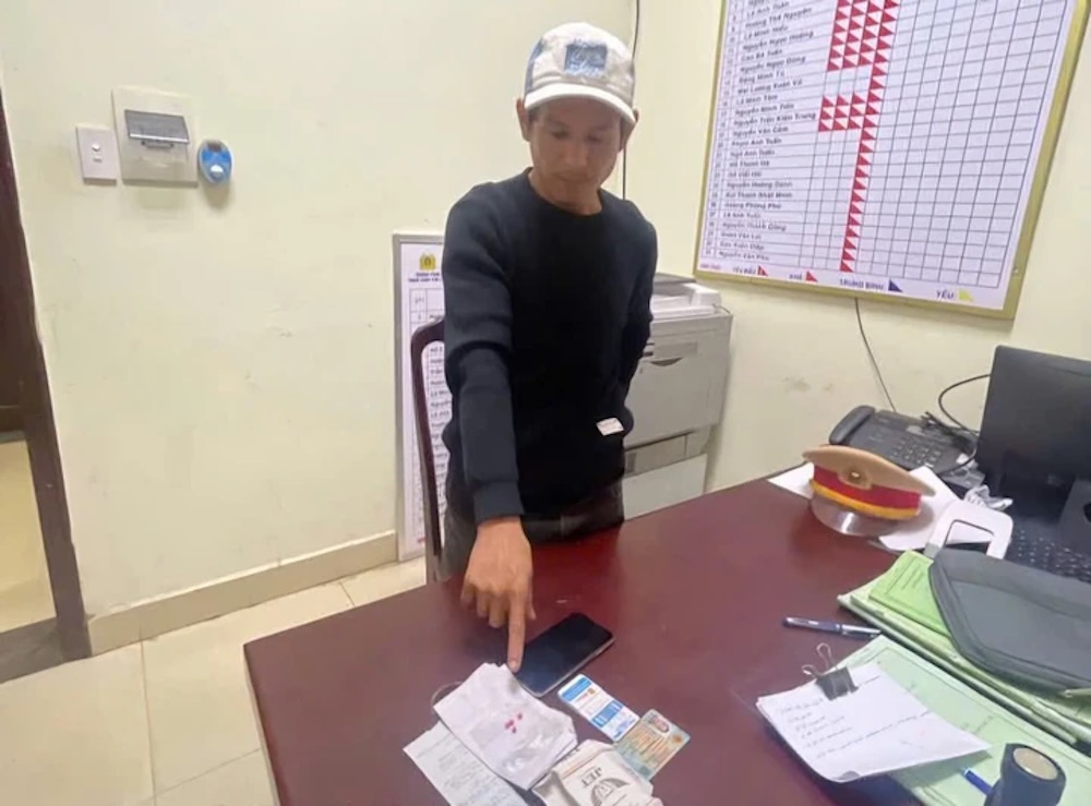 Phát hiện tài xế Lê Hữu Quốc Phong cùng số tang vật liên quan. Ảnh: CSGT TP Huế
