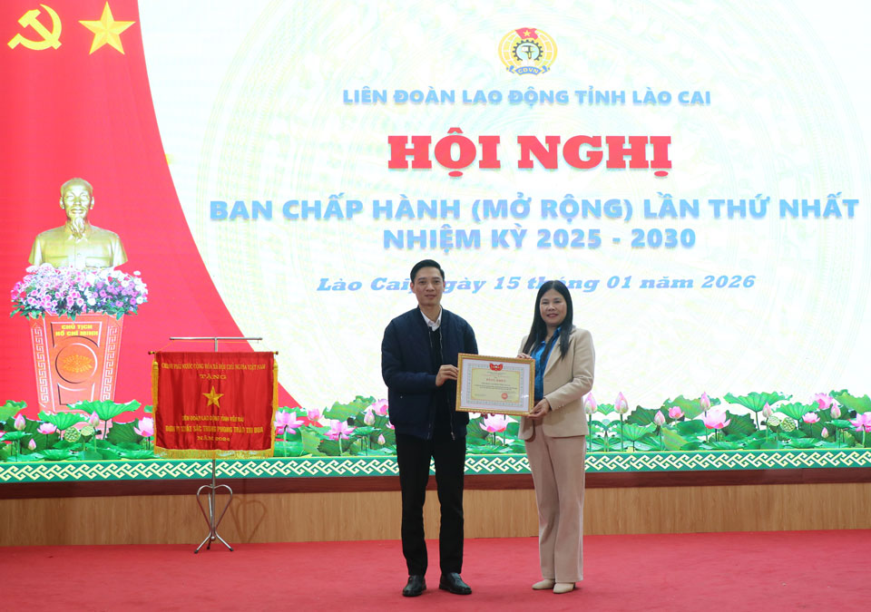LDLD tinh nhan Bang khen cua Uy ban MTTQ Viet Nam tinh Lao Cai. Anh: Manh Hung
