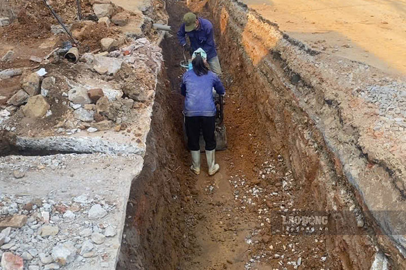 Nha thau dang hoan tra mat duong va ranh thoat nuoc. Anh: Dinh Dai