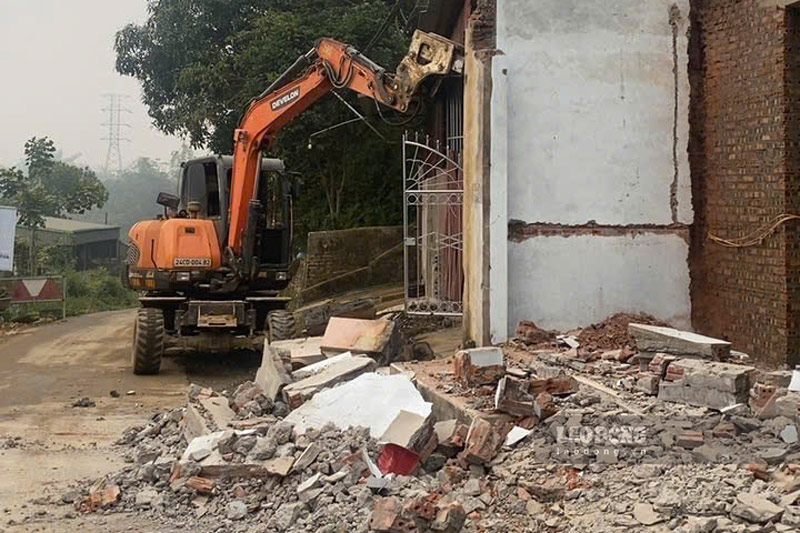 Don vi thi cong ho tro nguoi dan trong khu do nha da nut hong sau bao lu. Anh: Dinh Dai