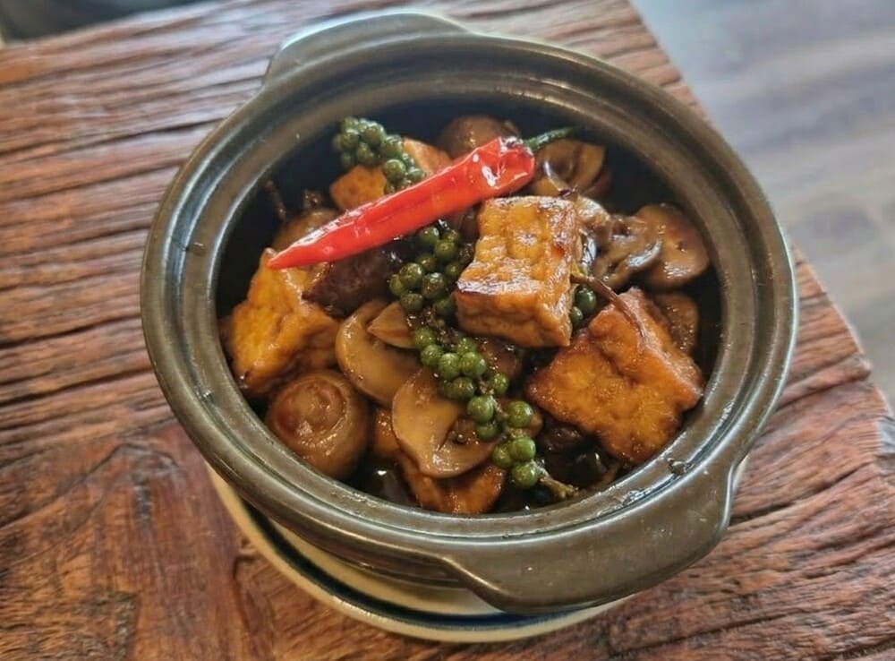 El delicioso tofu estofado con setas y pimienta verde ayuda a cambiar el sabor de las comidas familiares de fin de semana. Foto: Tuan Dat