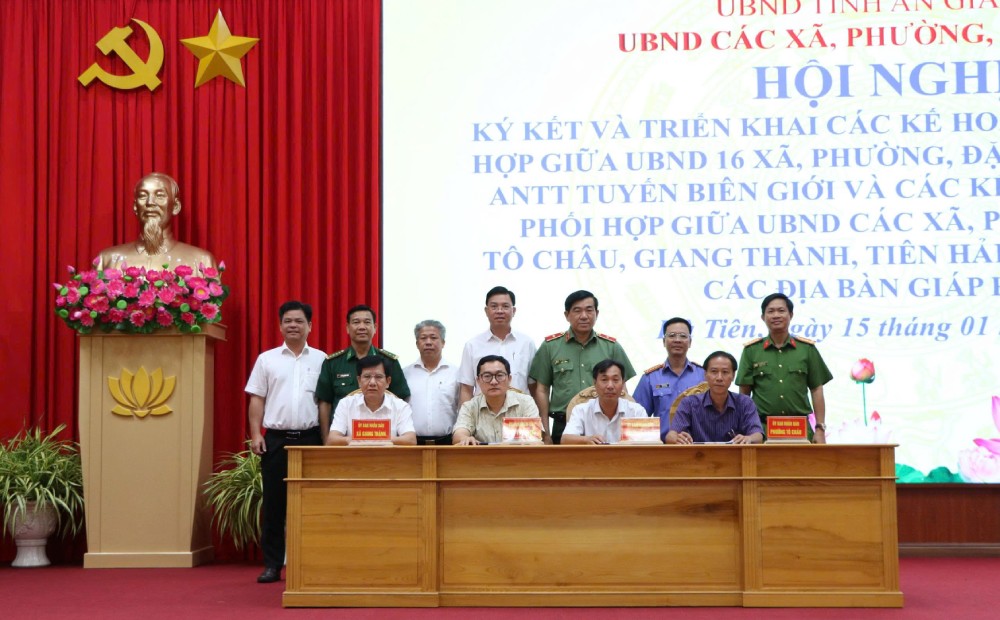 Dai dien UBND phuong Ha Tien, To Chau, Giang Thanh, Tien Hai ky ket quy che phoi hop bao dam ANTT dia ban giap ranh. Anh: Tien Dung 