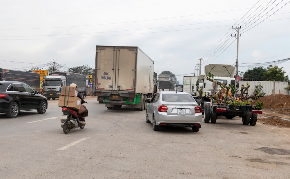 Tinh hinh giao thong qua nut giao quoc lo 9 - cao toc Bac - Nam roi loan do nhieu phuong tien dau do lon xon. Anh: Hung Tho