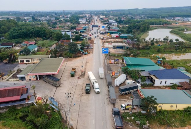 Nút giao với cao tốc thành trạm dừng nghỉ tự phát tại Quảng Trị gây mất an toàn giao thông