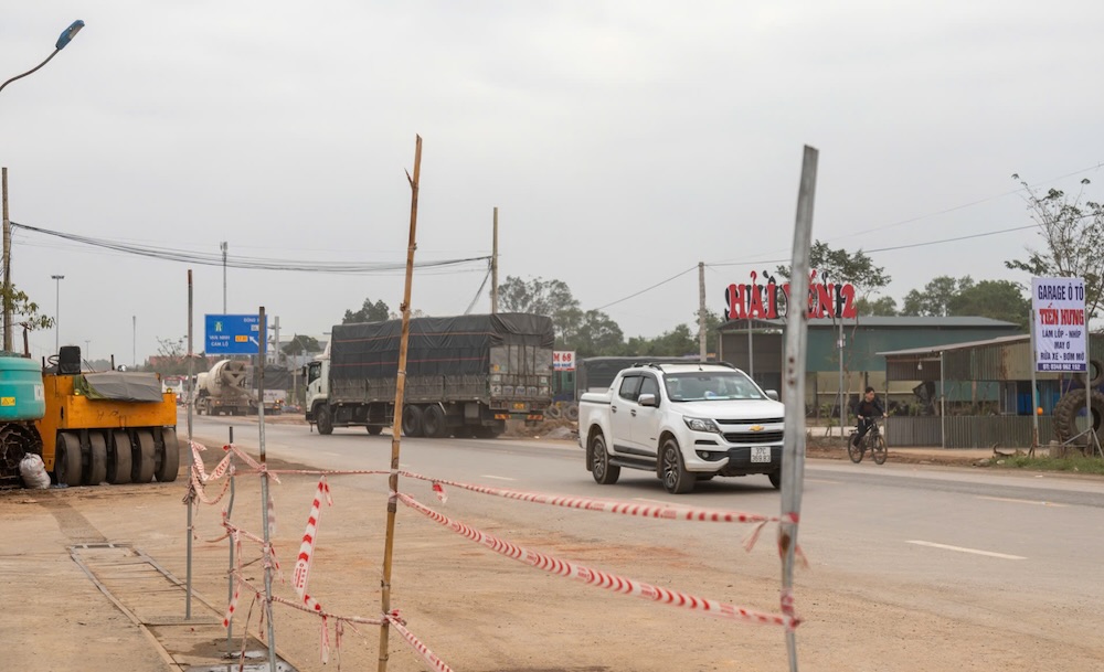 Cay xang gan voi nut giao phai lam hang rao tam de ngan xe tai dau do vao san cay xang. Anh: Hoang Tao