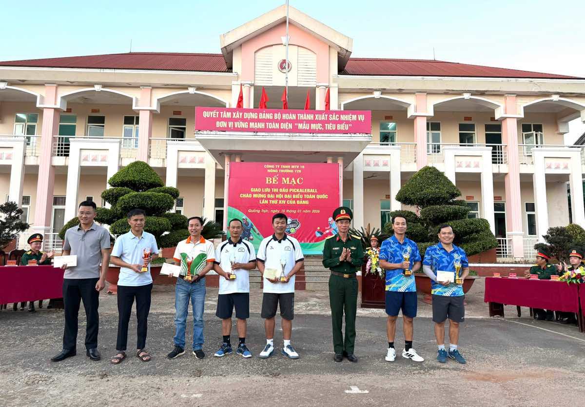 Thuong ta Nguyen Van Hue - Pho bi thu Dang uy, Giam doc Nong truong 726 trao giai tang cac doi co thanh tich thi dau tot. Anh: Linh Khoi