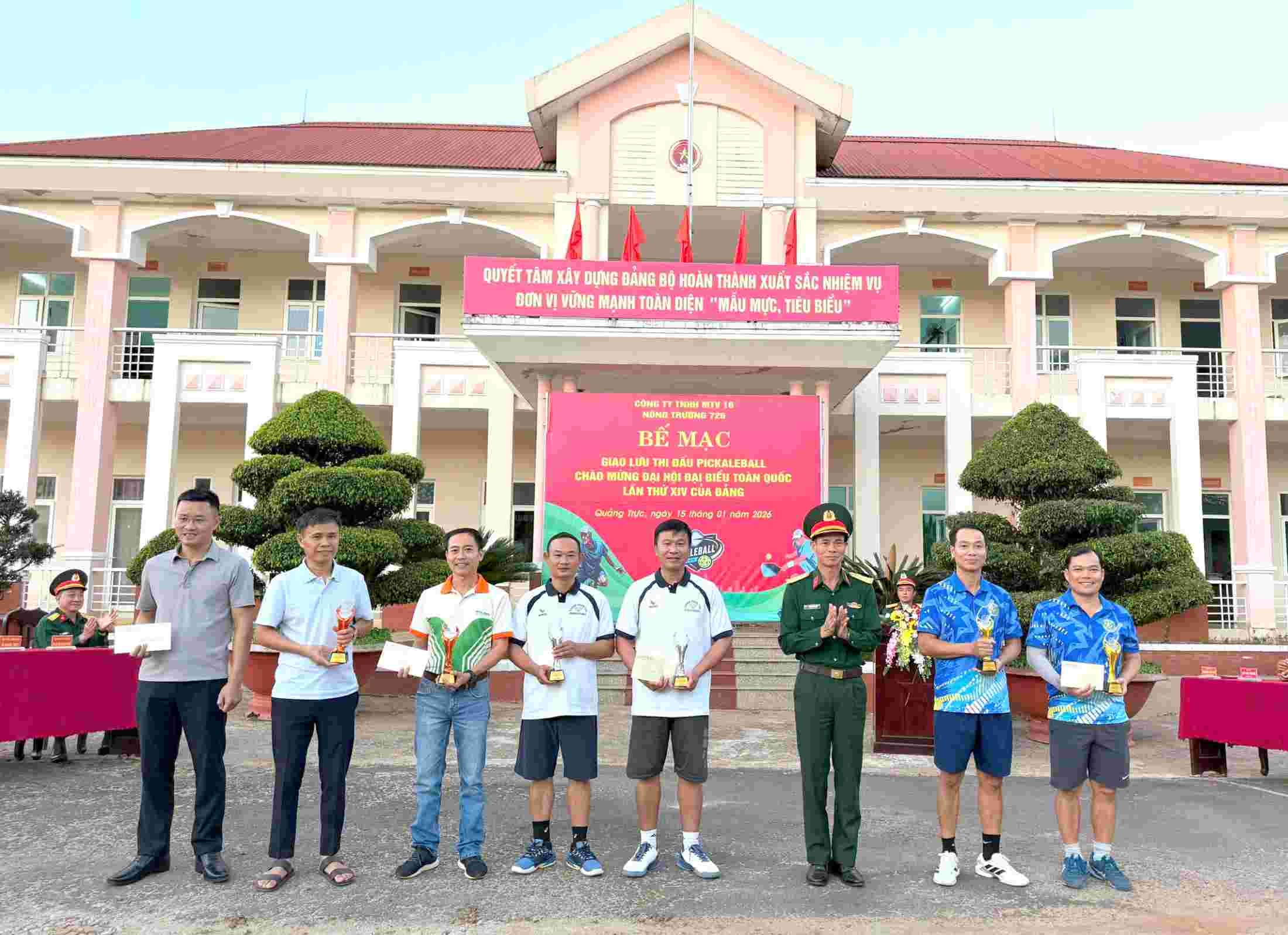 El teniente coronel Nguyen Van Hue, subsecretario del Comite del Partido, director de la Granja 726, entrega premios a los equipos con buenos resultados en la competencia. Foto: Linh Khoi