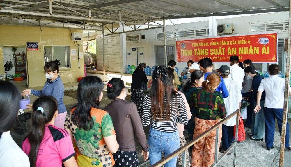 Can bo, chien si Bo Tu lenh Vung Canh sat bien 4 phat chao cho cac benh nhan. Anh: Duc Thai