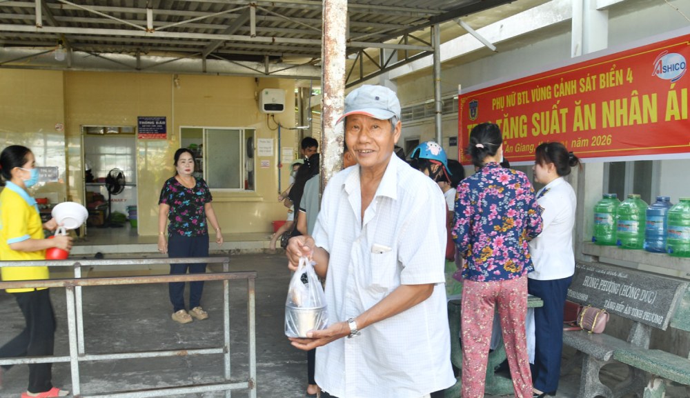 Each hot bowl of porridge from a female soldier of Coast Guard Region 4 Command is handed directly to the patient. Photo: Duc Thai