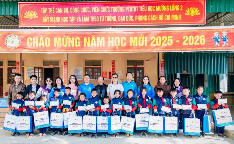 Luxshare-ICT Co., Ltd. Trade Union visits and presents gifts to Muong Long 2 Ethnic Minority Boarding Primary School. Photo: Nghe An Trade Union