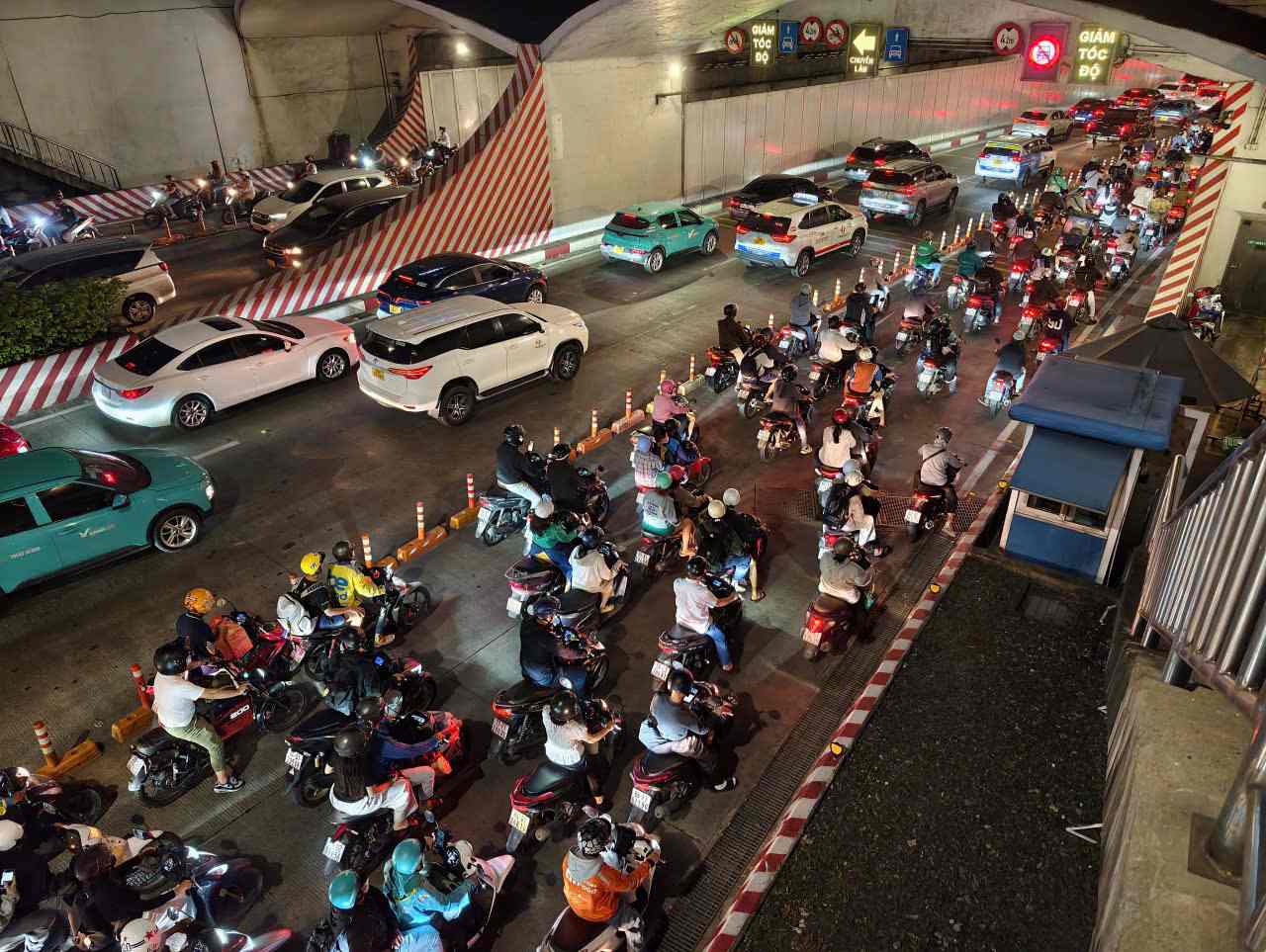 Den hon 20h, luong phuong tien do ve ham Thu Thiem van con dong. Anh: Dong Hoang