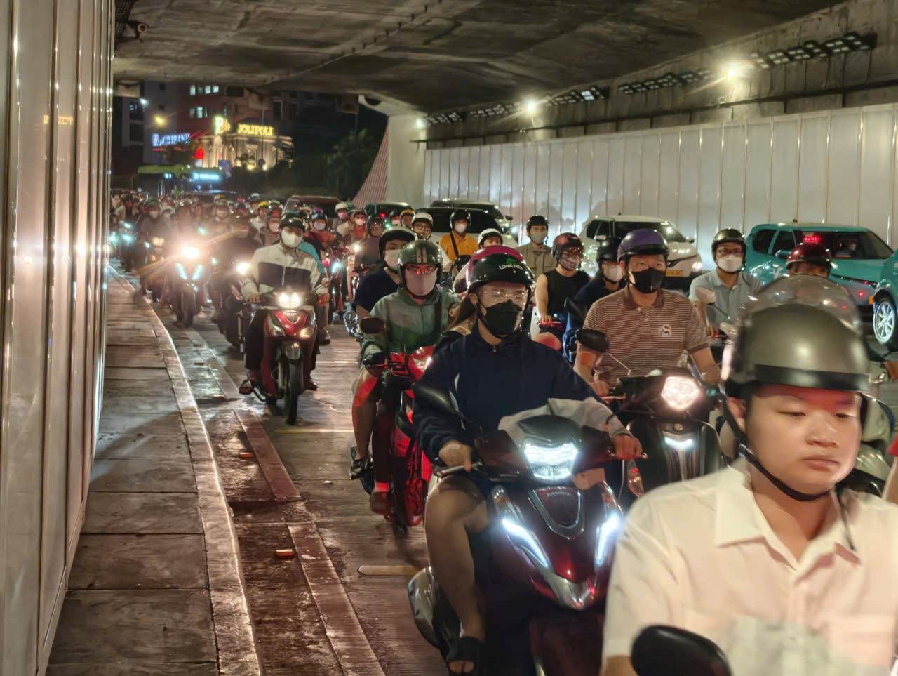 Un tac keo dai trong ham Thu Thiem. Anh: Dong Hoang