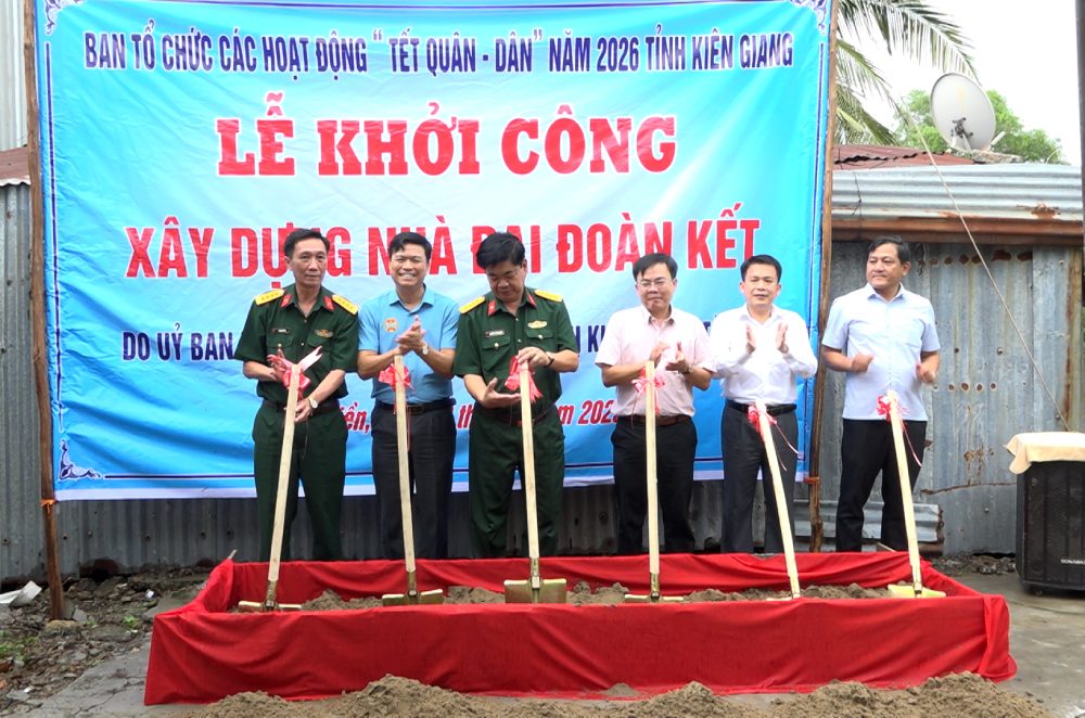 Groundbreaking ceremony for building great solidarity houses for poor households during the military-civilian Tet 2026 deployment ceremony. Photo: Phuong Vu