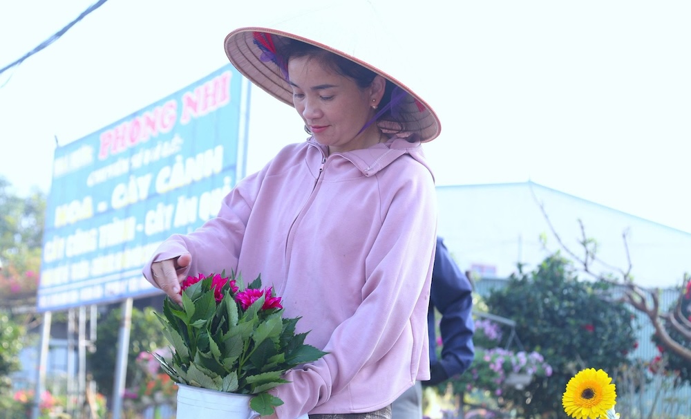   Chi Nguyen Thi Nhi (chu mot vuon hoa o Kim Phuc) chia se, du con hon 1 thang nua moi den Tet Nguyen dan 2026, tuy nhien chi da nhap ve vuon hon 30 loai hoa, cay canh de phuc vu cho mua hoa Tet.  “Nam nay thoi tiet dien bien that thuong, khien nhieu dien tich hoa bi anh huong. Nguon hang vi the khong doi dao nhu moi nam. De dam bao du hoa vu Tet, cac chu vuon phai chu dong lien he nhieu dau moi, di xa hon de tim duoc nhung lo hang dep, dat chat luong” - chi Nhi bay to.