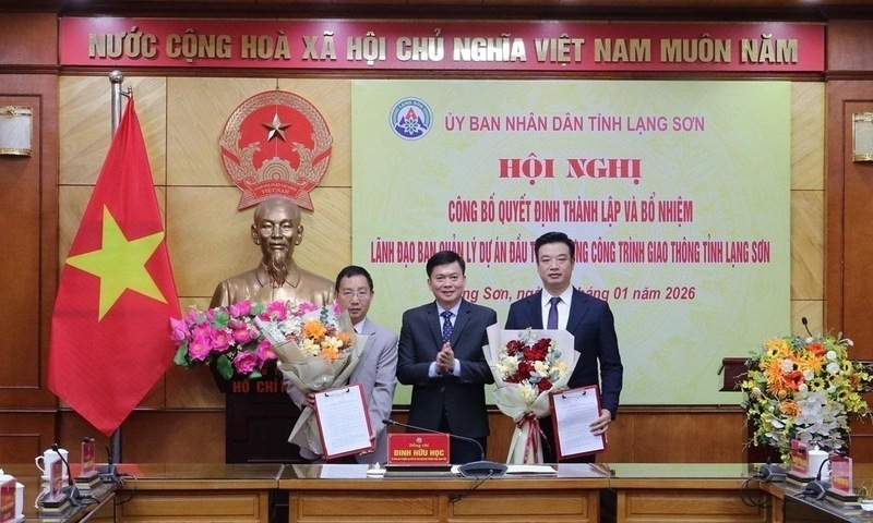 Mr. Dinh Huu Hoc, Standing Vice Chairman of the Provincial People's Committee, presents the Decision and flowers to congratulate Mr. Nguyen Manh Tuan (right) and Mr. Nguyen Anh Tuan (left). Photo: Thuy Linh