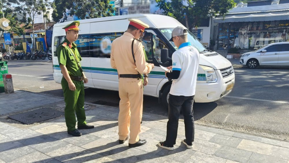Cong an dac khu tuan tra kiem soat, dam bao an ninh trat tu. Anh: Nam Phuong