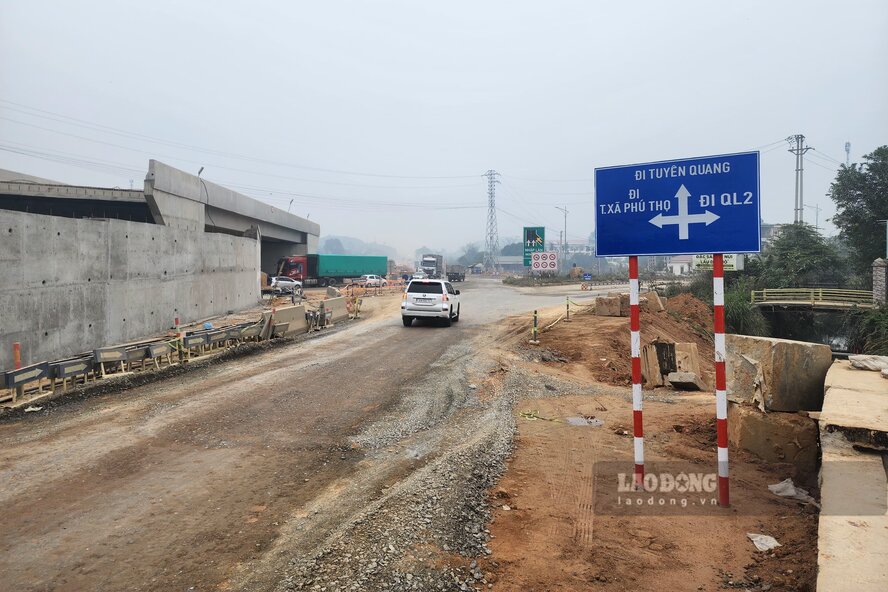 Cac phuong tien duoc phan luong di ben canh cau vuot. Anh: To Cong.