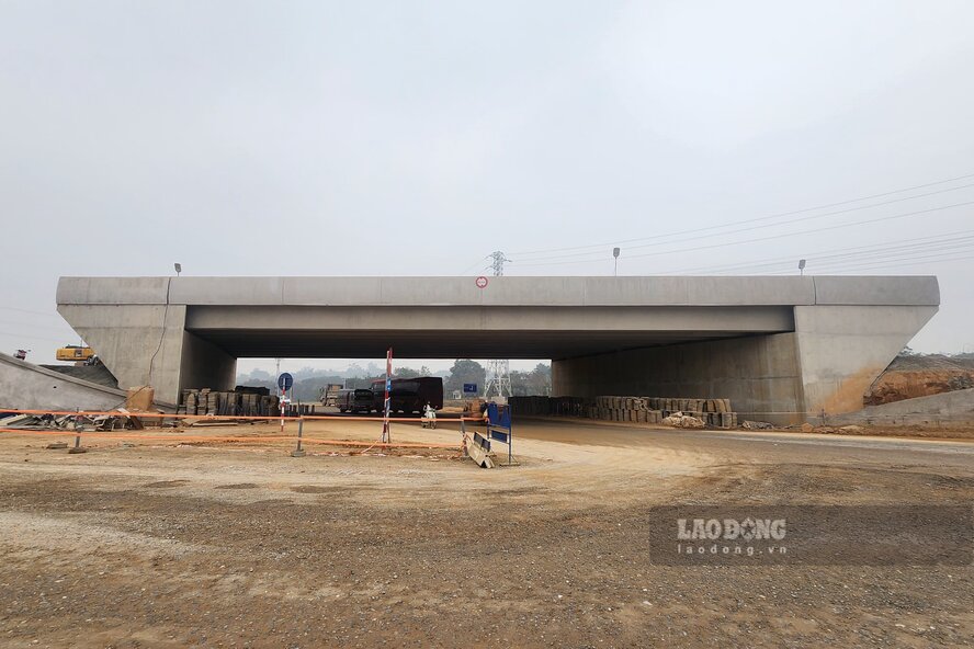 Cau vuot duong tinh 315B. Anh: To Cong.