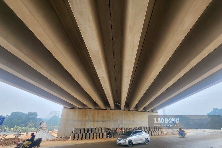 Cau vuot nay noi duong Ho Chi Minh va cao toc Tuyen Quang - Phu Tho. Anh: To Cong.