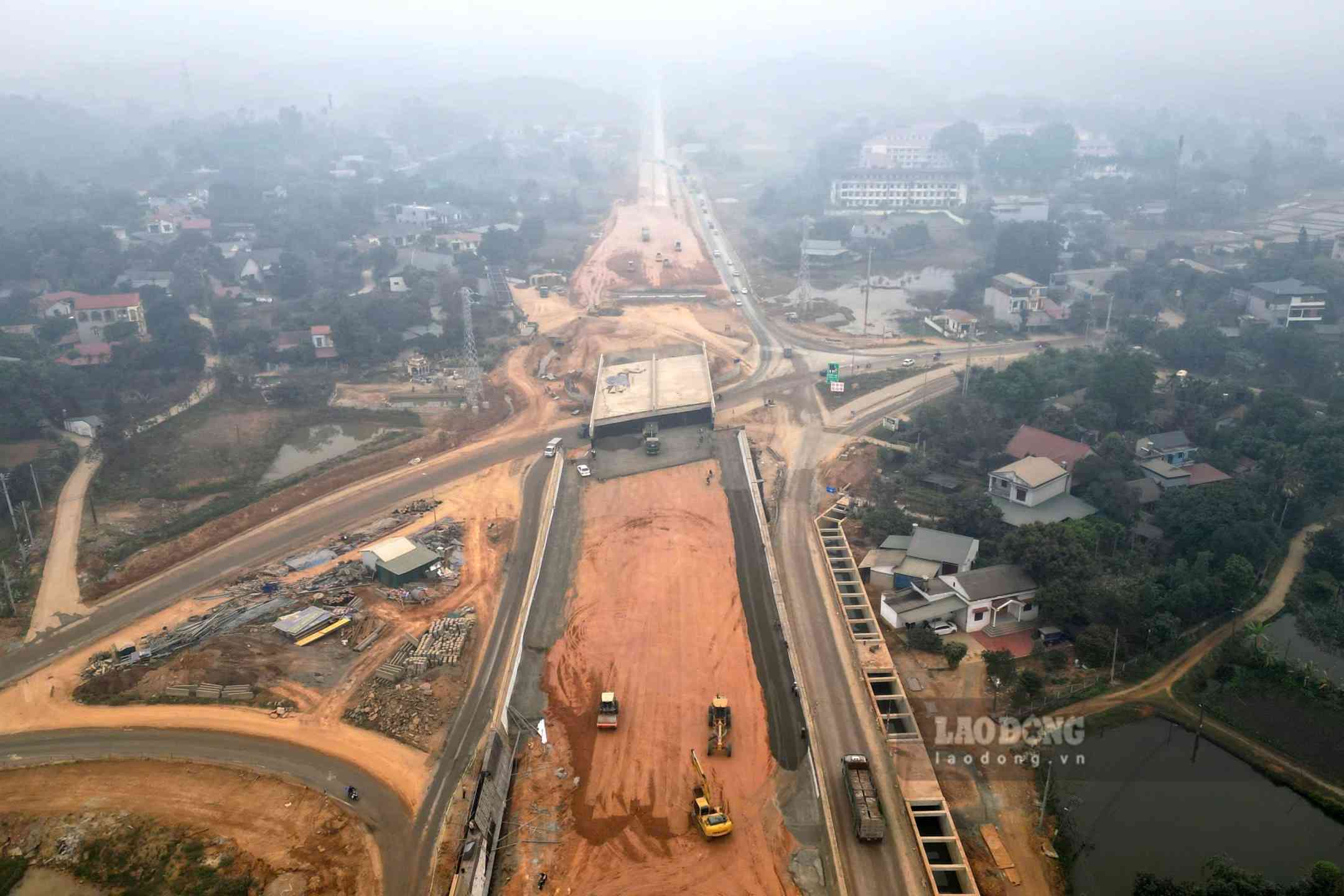 Khu vuc diem cuoi cao toc Tuyen Quang - Phu Tho, noi dang thi cong cau vuot duong tinh 315B. Anh: To Cong.