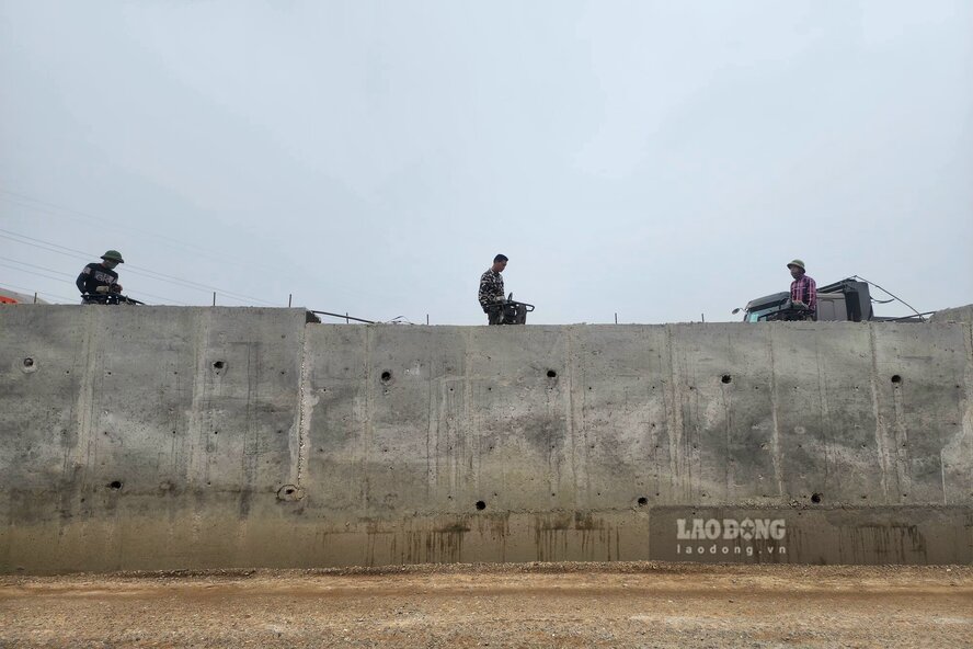 Cac cong nhan thi cong khu vuc mo cua cau vuot. Anh: To Cong.