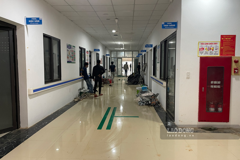 Phia trong dang don dep, thi cong he thong chua chay. Anh: Dinh Dai