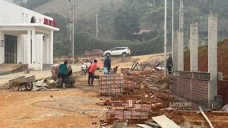 Cong nhan thi cong tuong rao phia ngoai. Anh: Dinh Dai