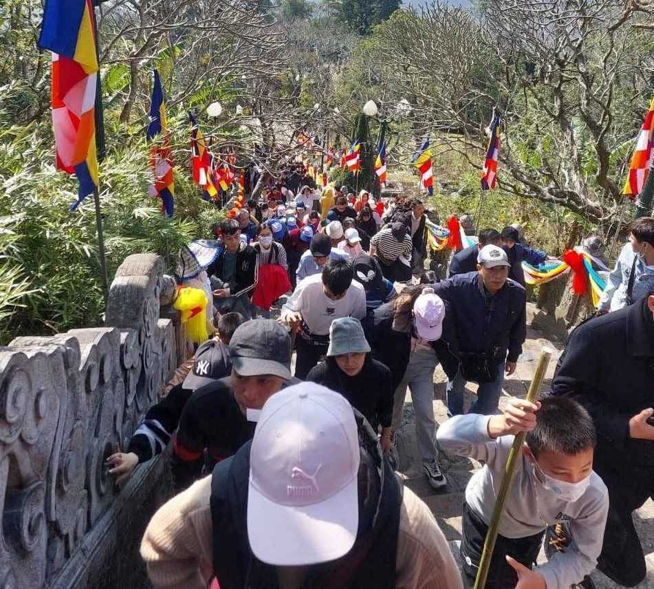 Du khach hanh huong len non thieng Yen Tu. Anh: Nguyen Hung