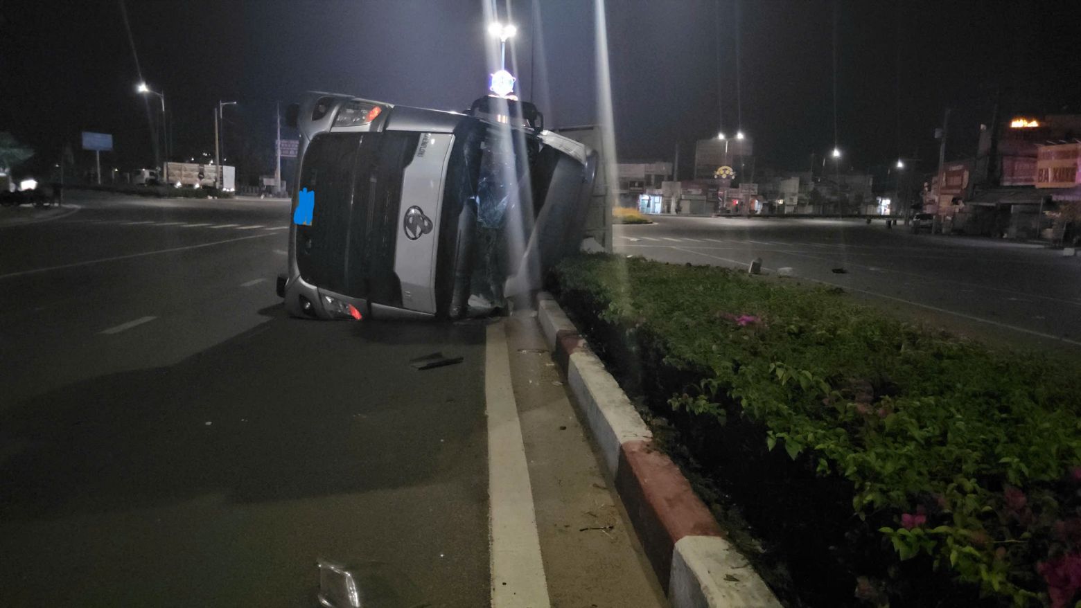 Xe container bi lat ngang khi vao khu vuc vong xoay Tan Hiep. Anh: Dinh Trong