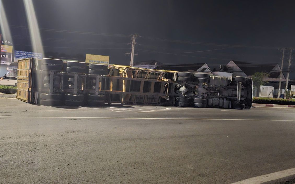Scene of the container truck overturning in the Tan Hiep roundabout area, Ho Chi Minh City. Photo: Dinh Trong